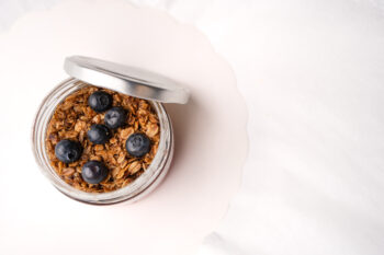 Chia desertas su granola